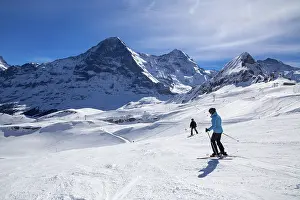 Skiing In Switzerland Drucke: Skiing against the backdrop of the north face of the Eiger in Grindelwald