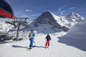 Skiing In Switzerland Drucke: Skiing against the backdrop of the north face of the Eiger in Grindelwald