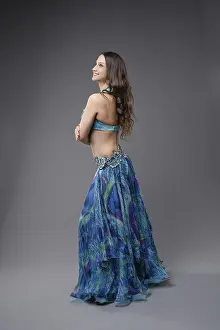 Artistic Movement Drucke: A skilled belly dancer performs gracefully