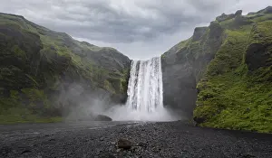 Deserted Waterfall In Iceland Drucke: Skogafoss waterfall in dramatic mood