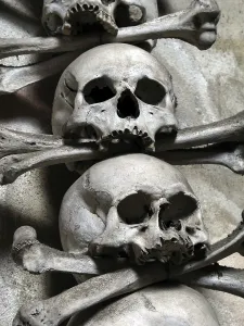 Deserted Gravesite Drucke: Skulls and bones