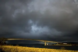 Scottish Nature Photography Drucke: Sky Bridge over the Kyle Akin in dramatic light