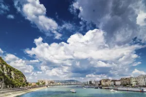 Central European Landscapes Drucke: The sky over Budapest and the Danube River