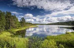 Drucke von Himmel und Wolken im See, Waldtundra, Lappi, Finnland See Drucke: Himmel und Wolken spiegeln sich im See.