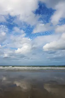 French Coastal Scenery Drucke: Sky and clouds are reflected on the surface of a calm beach