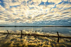 Peaceful Evening Sky Drucke: Sky with dramatic clouds is reflected in calm water at sunset