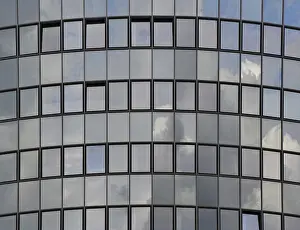 Drucke von Der Himmel wird in einer modernen, halbkreisförmigen Glasfassade widergespiegelt, Bezirk Tempelhof-Schöneberg, Berlin, Deutschland Der Himmel wird in einer modernen Berliner Architektur Drucke: Der Himmel wird in einem modernen Spiegelbild widergespiegelt.