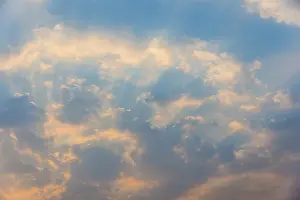 Full Frame Image Drucke: Sky, small clouds and sun rays