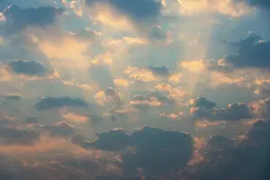 Cumulus Clouds Drucke: Sky, small clouds and sun rays