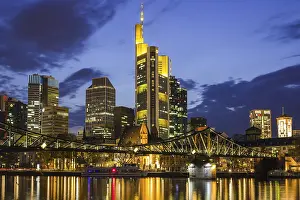 Commerzbank Building Drucke: Skyline and banking district after sunset