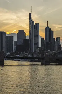 Evening Skyline View Drucke: Skyline and banking district at sunset