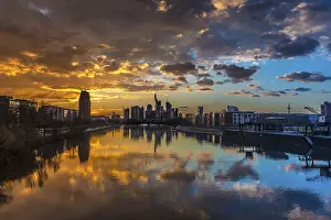 Cloudy Evening Skies Drucke: Skyline with cloudy sky at sunset
