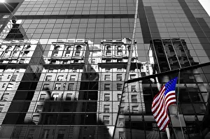 New York City Skyscraper Drucke: Skyscraper Facade with US Flag and Reflection