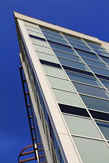 Contemporary Cityscape Image Drucke: Skyscraper looking in the sky