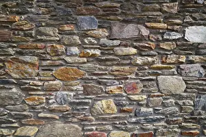 Drucke von Schiefermauer aus Naturstein in den Pyrenäen von Andorra Andorra Drucke: Schiefersteinmauerwerksteingewölbe in den Andorranischen Pyrenäen