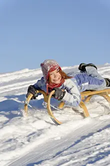 Child In Snow Drucke: Sledding