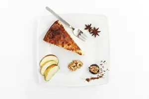Apple Pie Slice Drucke: Slice of apple pie with apples and walnuts