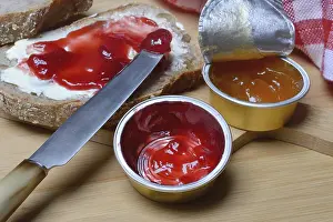 Wooden Board Desserts Drucke: Slice of bread with jam and jam in portion pack