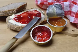 Aluminum Packaging Waste Drucke: Slice of bread with jam and jam in portion pack