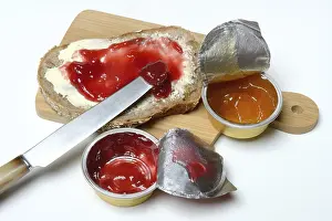 Food Photography Basics Drucke: Slice of bread with jam and jam in portion pack