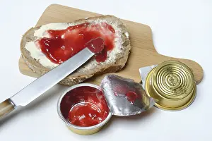Wooden Board Desserts Drucke: Slice of bread with jam and jam in portion pack