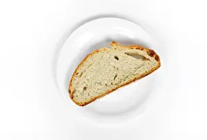 Food Studio Shot Drucke: A slice of bread on a plate