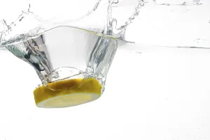 Food Photography Studio Still Life Drucke: Slice of lemon falling into the water