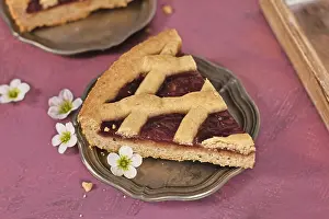 Fruit Preserves Pie Drucke: Slice of pie called Linzer Torte