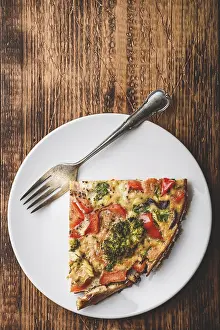 Studio Food Shots Drucke: Slice of vegetable frittata with broccoli