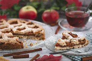 Apple Pie Dessert Drucke: Sliced apple pie next to tea and apples