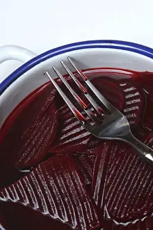 Beta Vulgaris Drucke: Sliced pickled beetroot with peel and fork