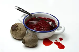 Root Vegetable Recipes Drucke: Sliced pickled beetroot with peel and fork