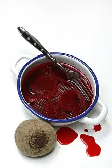 Beetroot Health Benefits Drucke: Sliced pickled beetroot with peel and fork