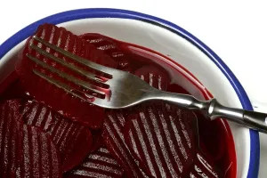 Beetroot Health Benefits Drucke: Sliced pickled beetroot with peel and fork