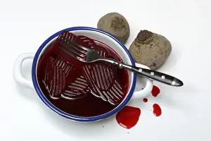 Leafy Green Vegetables Drucke: Sliced pickled beetroot with peel and fork