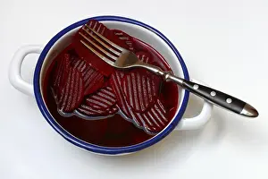 Beetroot Nutrition Drucke: Sliced pickled beetroot with peel and fork