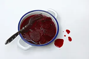 Beetroot Health Benefits Drucke: Sliced pickled beetroot with peel and fork