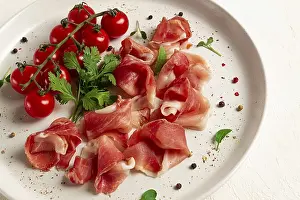 Cherry Tomato Snack Drucke: Sliced prosciutto, appetizer, with cherry tomatoes