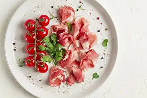 Sliced Prosciutto Drucke: Sliced prosciutto, appetizer, with cherry tomatoes