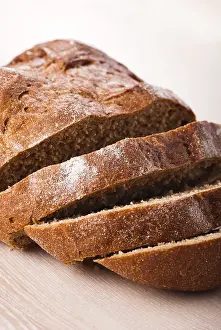 Baked Goods Nutrition Drucke: Sliced rye bread on wooden table