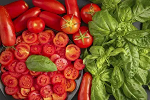 Kitchen Herbs Drucke: Sliced and whole tomatoes with fresh basil
