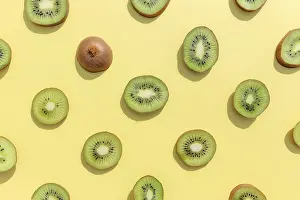 Healthy Eating Concept Image Drucke: Slices and cuts of kiwi fruit pattern on yellow background