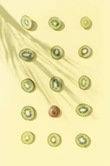 Balanced Diet Inspiration Drucke: Slices and cuts of kiwi fruit pattern on yellow background