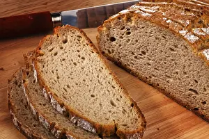 Healthy Meal Ideas Drucke: Several slices of dark bread lying next to each other