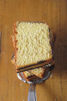 Food Studio Background Drucke: Slices of ring cake on a cake server
