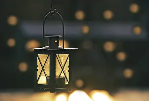 Deserted Xmas Scene Drucke: Small, black Christmas lantern in the backlight