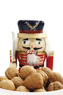 Walnut Nutrition Facts Drucke: Small bowl of walnuts with a nutcracker figure