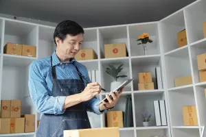 Small Business Management Drucke: A small business owner efficiently tracks inventory using a tablet