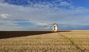 Historic City Center Image Drucke: A small chapel in the middle of autumn fields