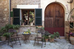 Spanish Architecture Photography Drucke: Small courtyard with table and chairs